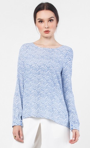 Roped Waves Tuxed Back Top in White and Blue