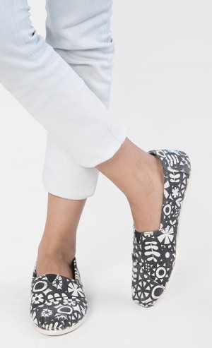 Woman Floral Print Alpargata Shoes in Black