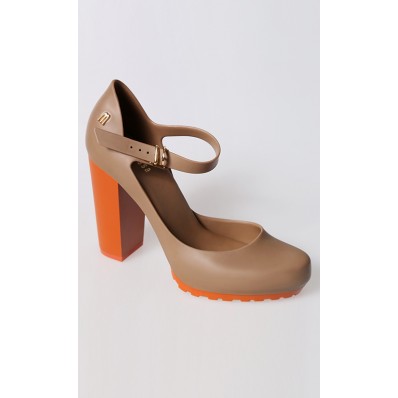 Melissa Marilyn in Beige and Orange