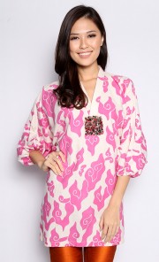 Mega Mendung Top in White and Pink