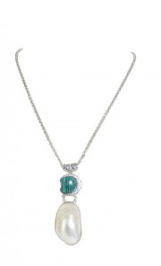Erat Mother Pearl Pendant in Malchite 