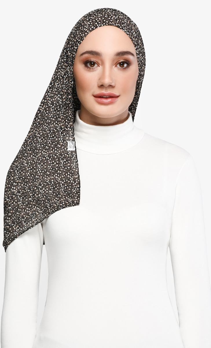 The Wave Pleated Scarf in Aster Black