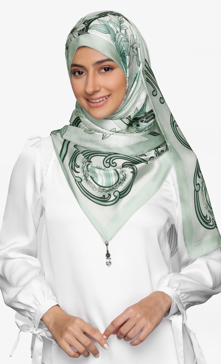 Disney x dUCk- Snow White Shawl in Woodland Friends