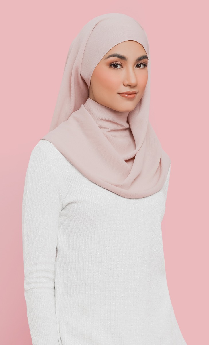 Nikaia Magnetic Triangle Chiffon Hijab in Mauve