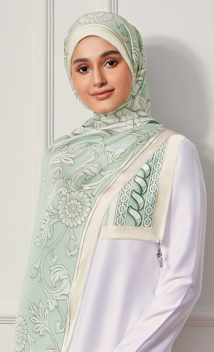 The Heritage dUCk Shawl in Adat