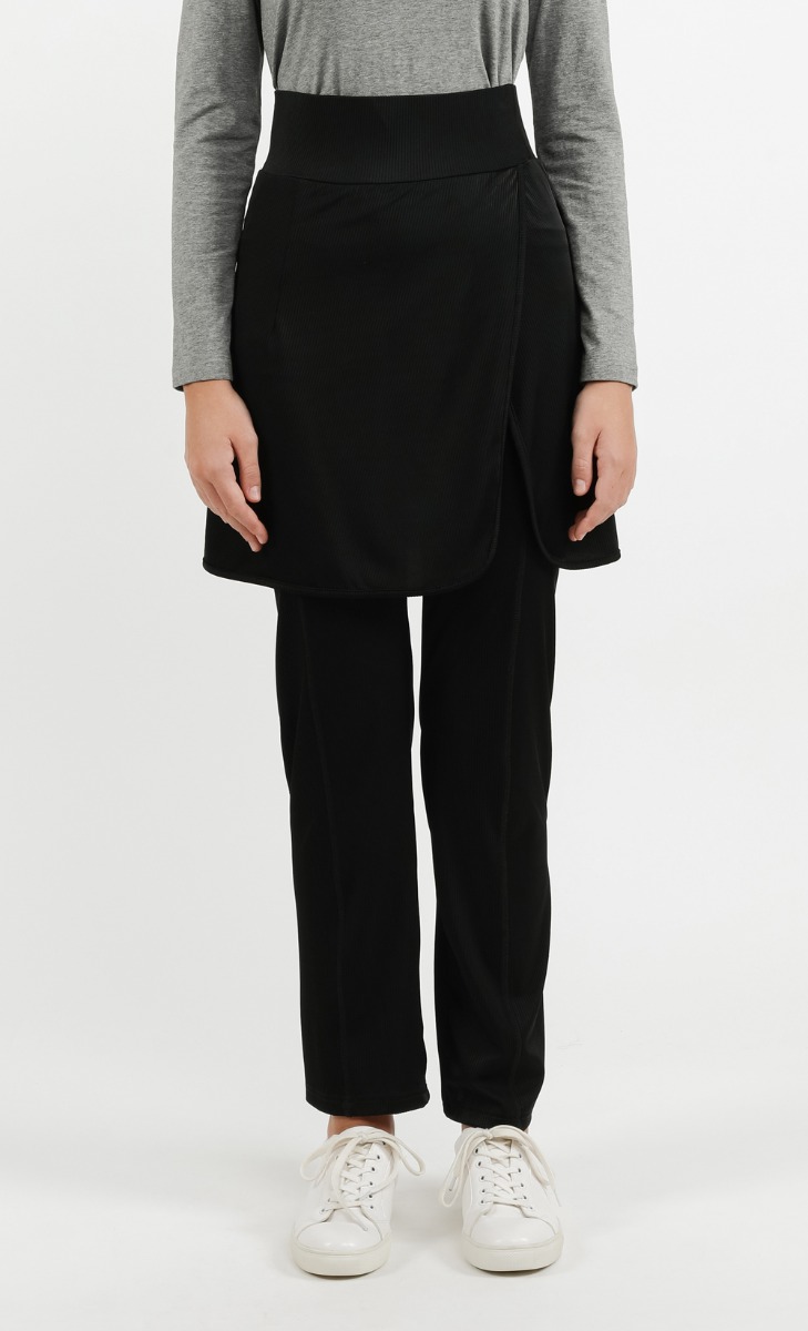 Attached Skirt Pants in Black
