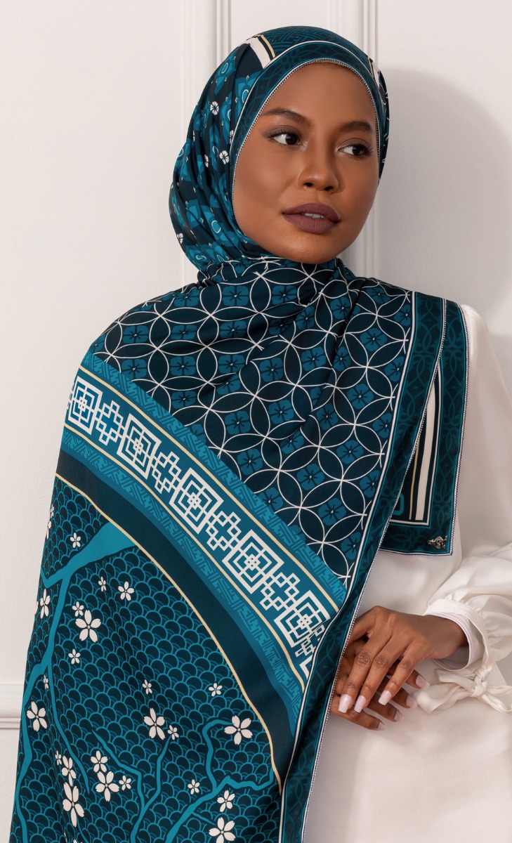 The Oriental dUCk Shawl in Bonsai
