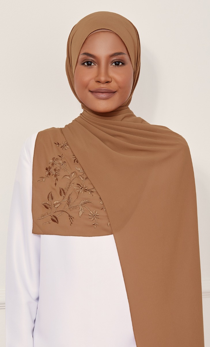 The Daisy Embroidery dUCk Shawl in Caramel