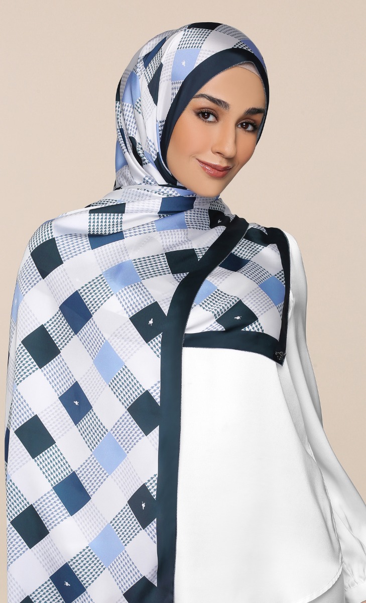 The Checkered dUCk Shawl in Icy