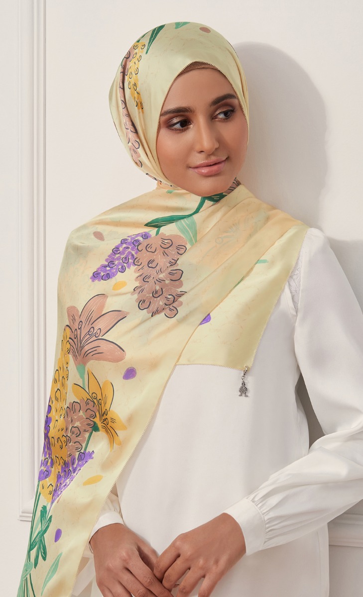 The Honour dUCk Shawl in Kartini