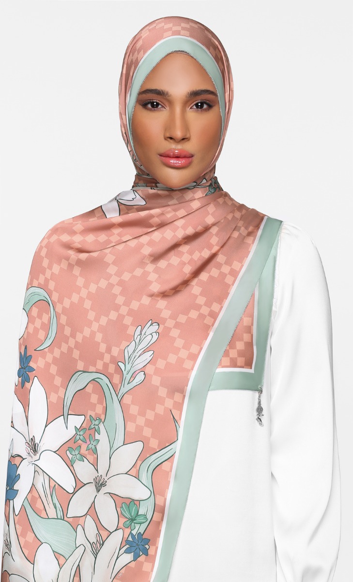 The Blooming dUCk - Tuberose Shawl in Legacy image 2