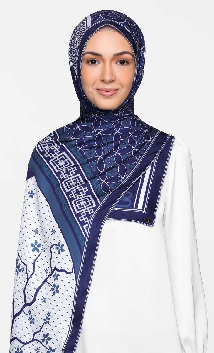 The Oriental dUCk Shawl in Lunar image 2