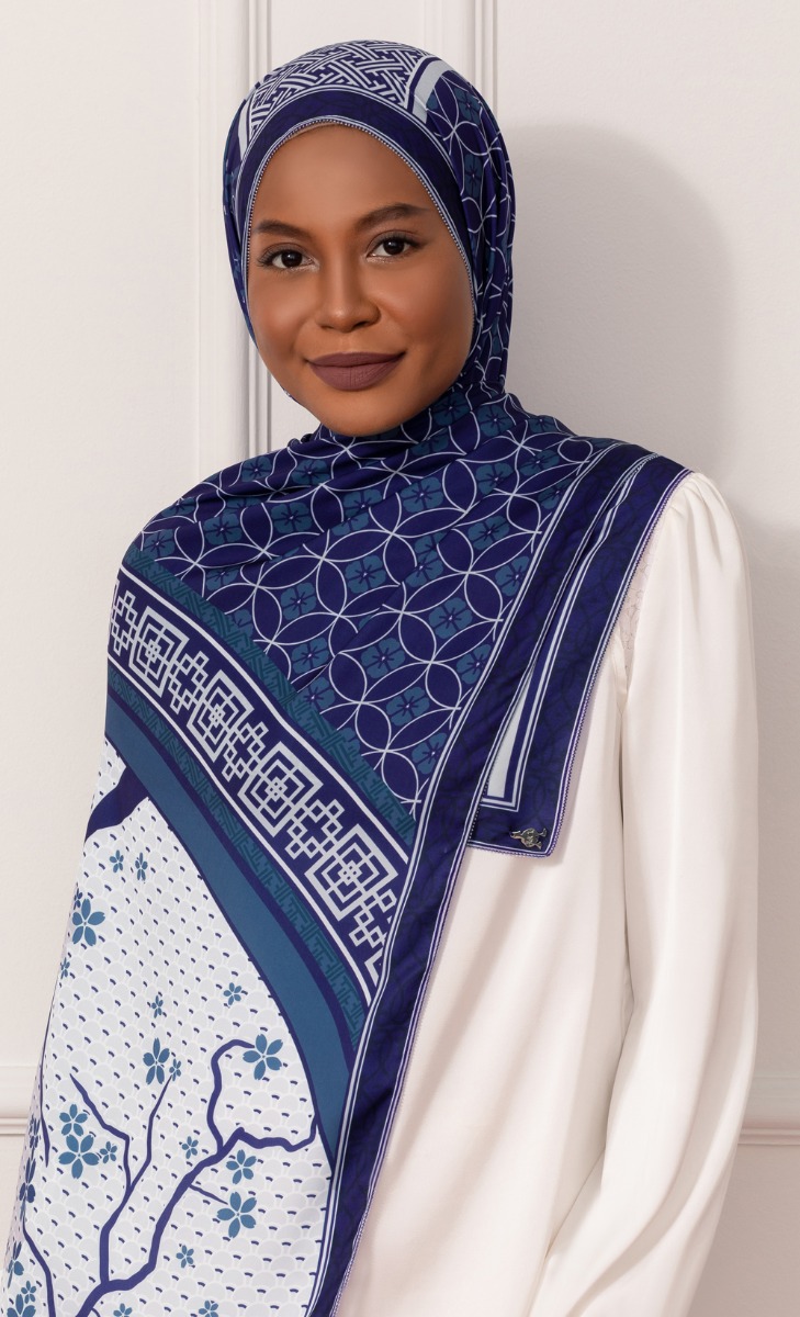 The Oriental dUCk Shawl in Lunar