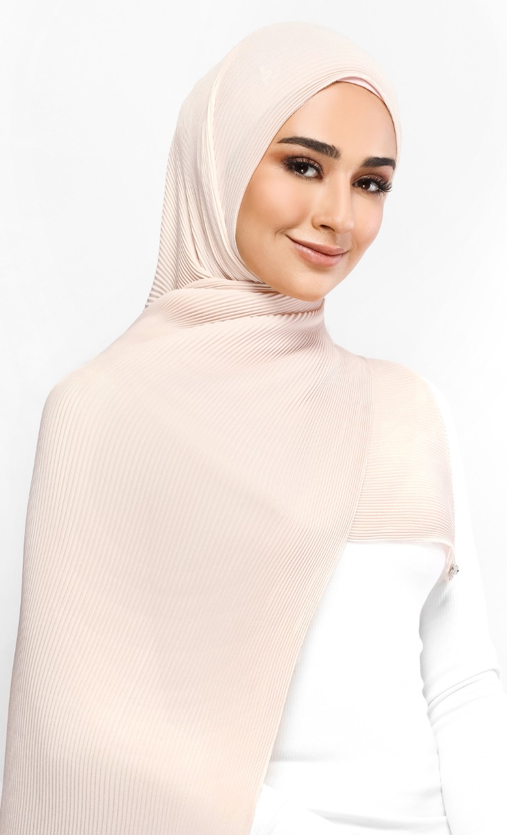 Pleats Scarf in Macadamia image 2