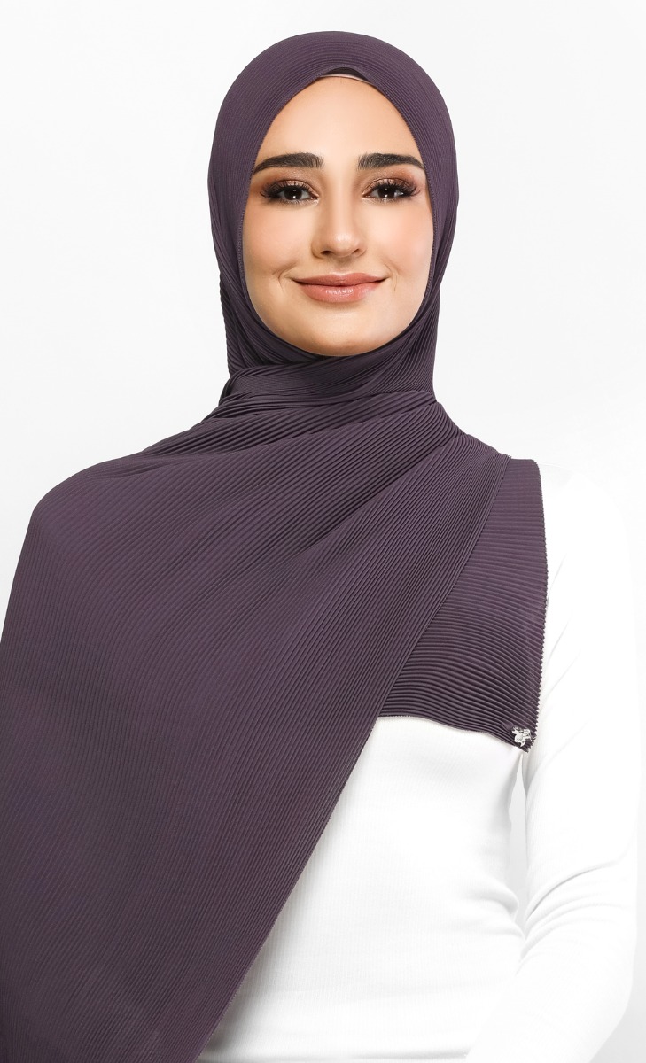 Pleats Scarf in Plum Cake