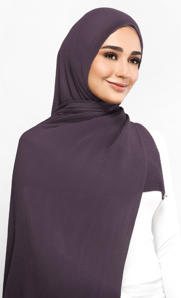 Pleats Scarf in Plum Cake image 2