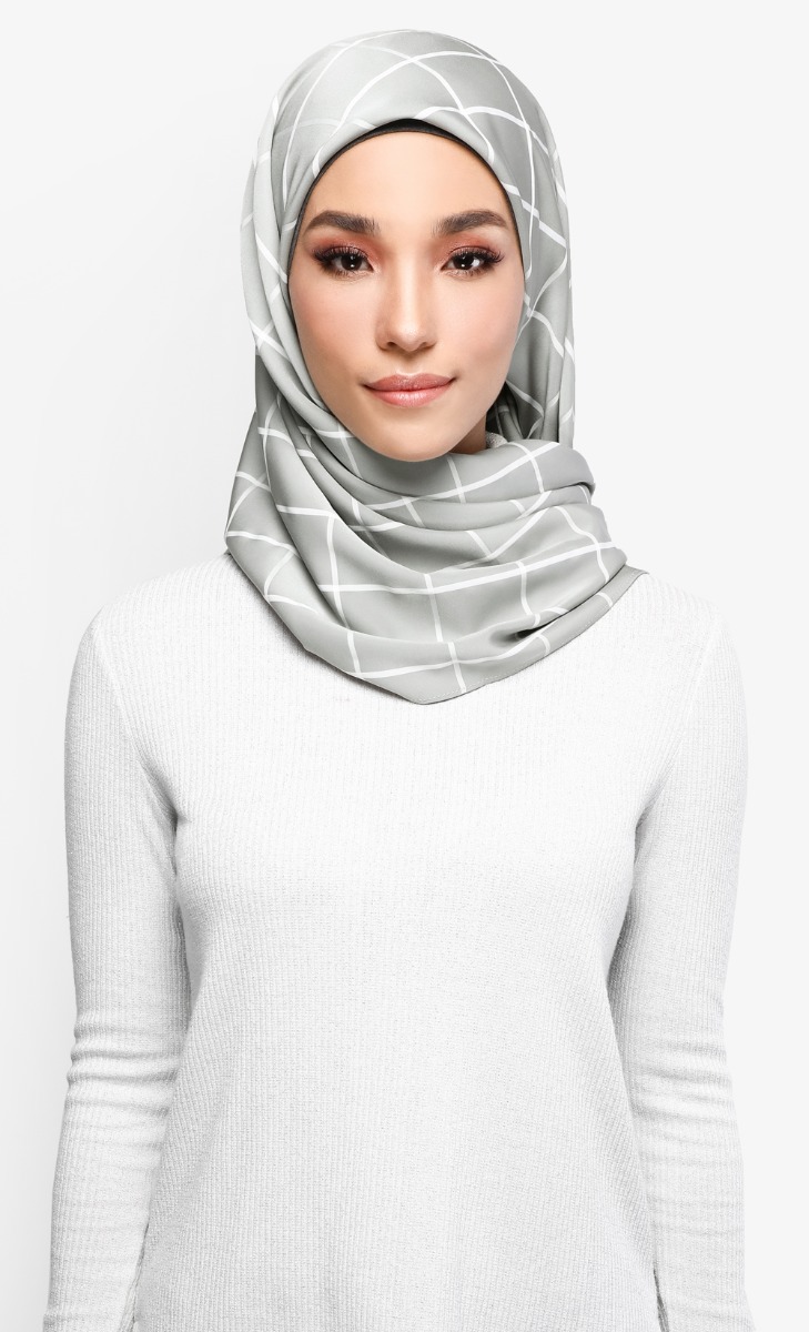 SATU Textured Satin Hijab In Blueberry | FashionValet