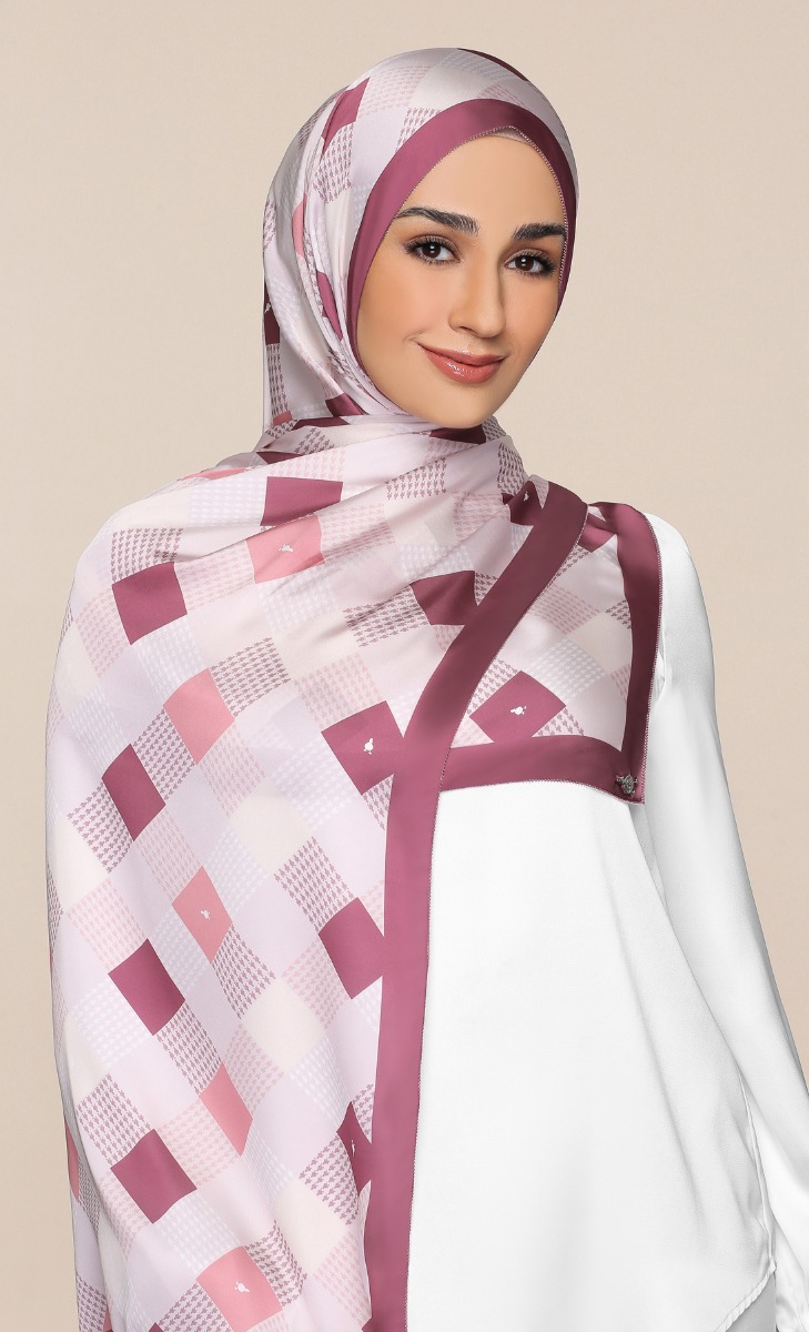 The Checkered dUCk Shawl in Schweet