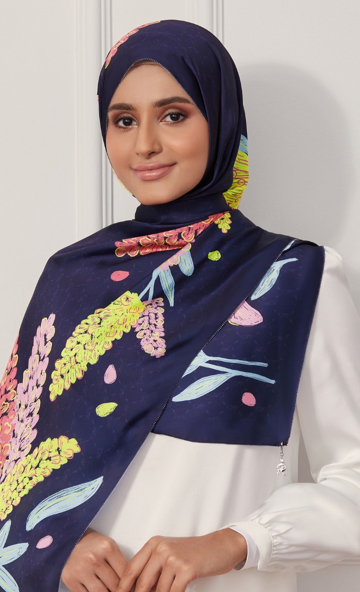 The Honour dUCk Shawl in Zaha